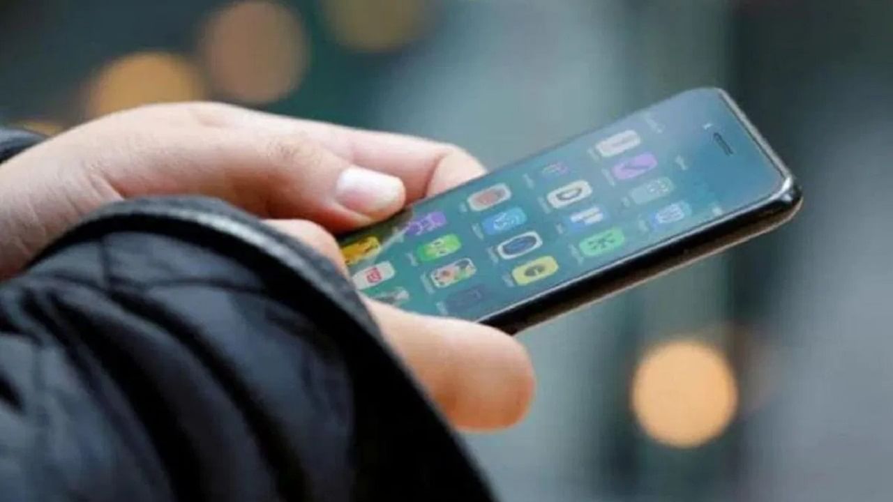 तुमच्या स्मार्टफोनमध्ये हे साईन दिसले तर व्हा सावध, तुमचे बँक खाते रिकामे होण्यापूर्वी करा 'या' सेटिंग्ज तुमच्या स्मार्टफोनमध्ये हे साईन दिसले तर व्हा सावध, तुमचे बँक खाते रिकामे होण्यापूर्वी करा 'या' सेटिंग्ज