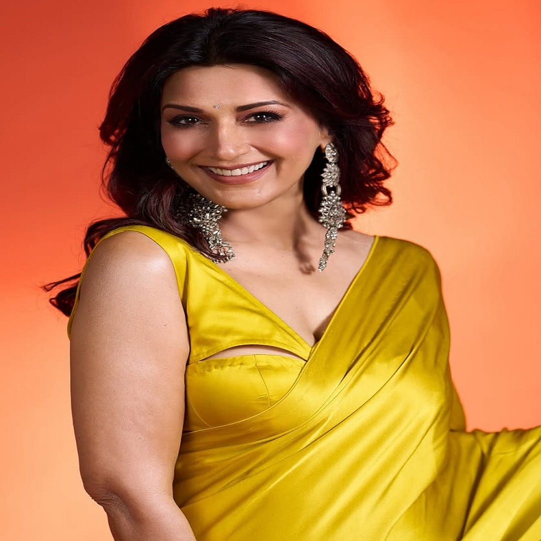 अभिनेत्री सोनाली बेंद्रे हिला आज कोणत्याच ओळखीची गरज नाही. अनेक सिनेमांमध्ये दमदार भूमिका साकारत चाहत्यांच्या मनावर राज्य करणारी सोनाली आजही तिच्या लूकमुळे चर्चेत असते. 