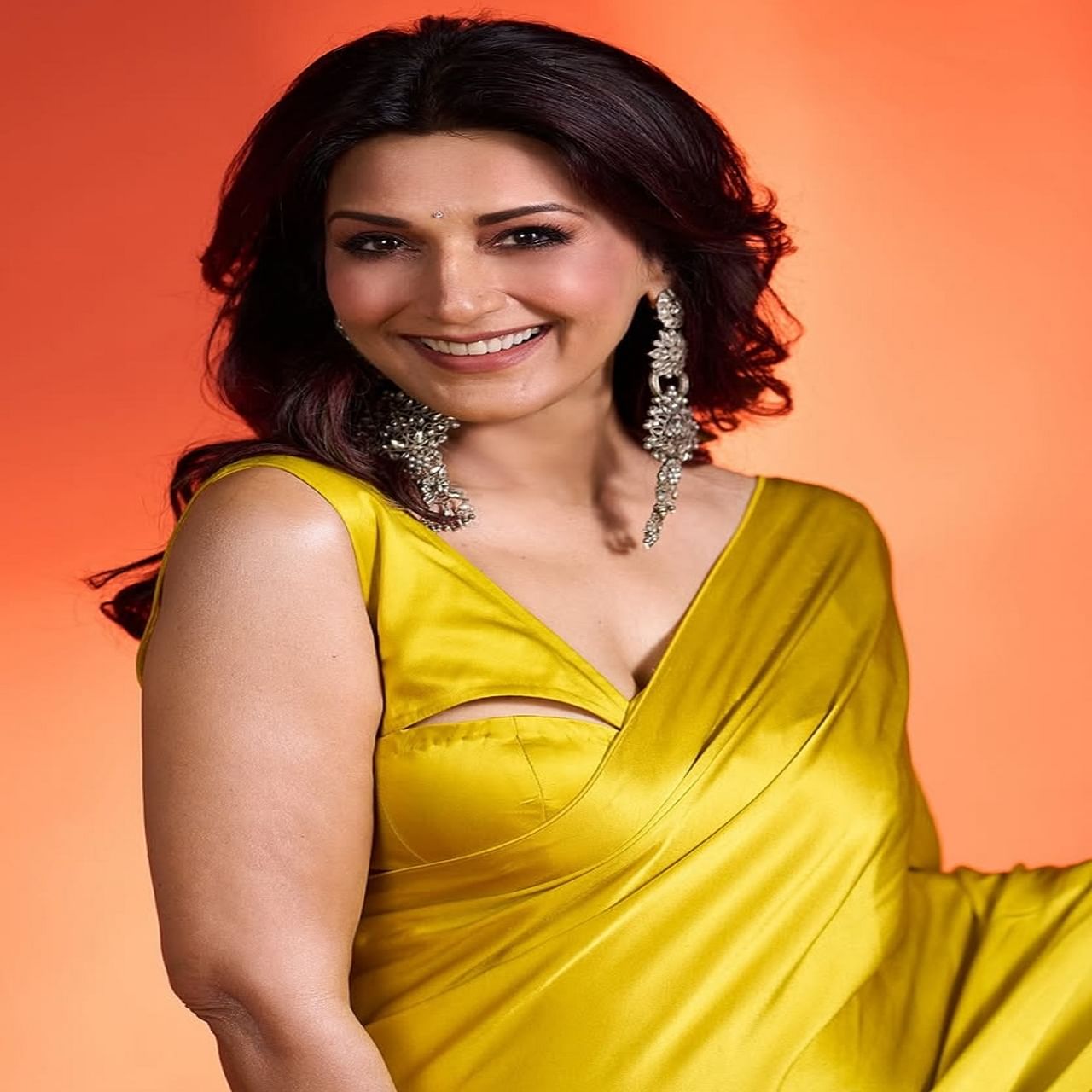 अभिनेत्री सोनाली बेंद्रे हिला आज कोणत्याच ओळखीची गरज नाही. अनेक सिनेमांमध्ये दमदार भूमिका साकारत चाहत्यांच्या मनावर राज्य करणारी सोनाली आजही तिच्या लूकमुळे चर्चेत असते. 