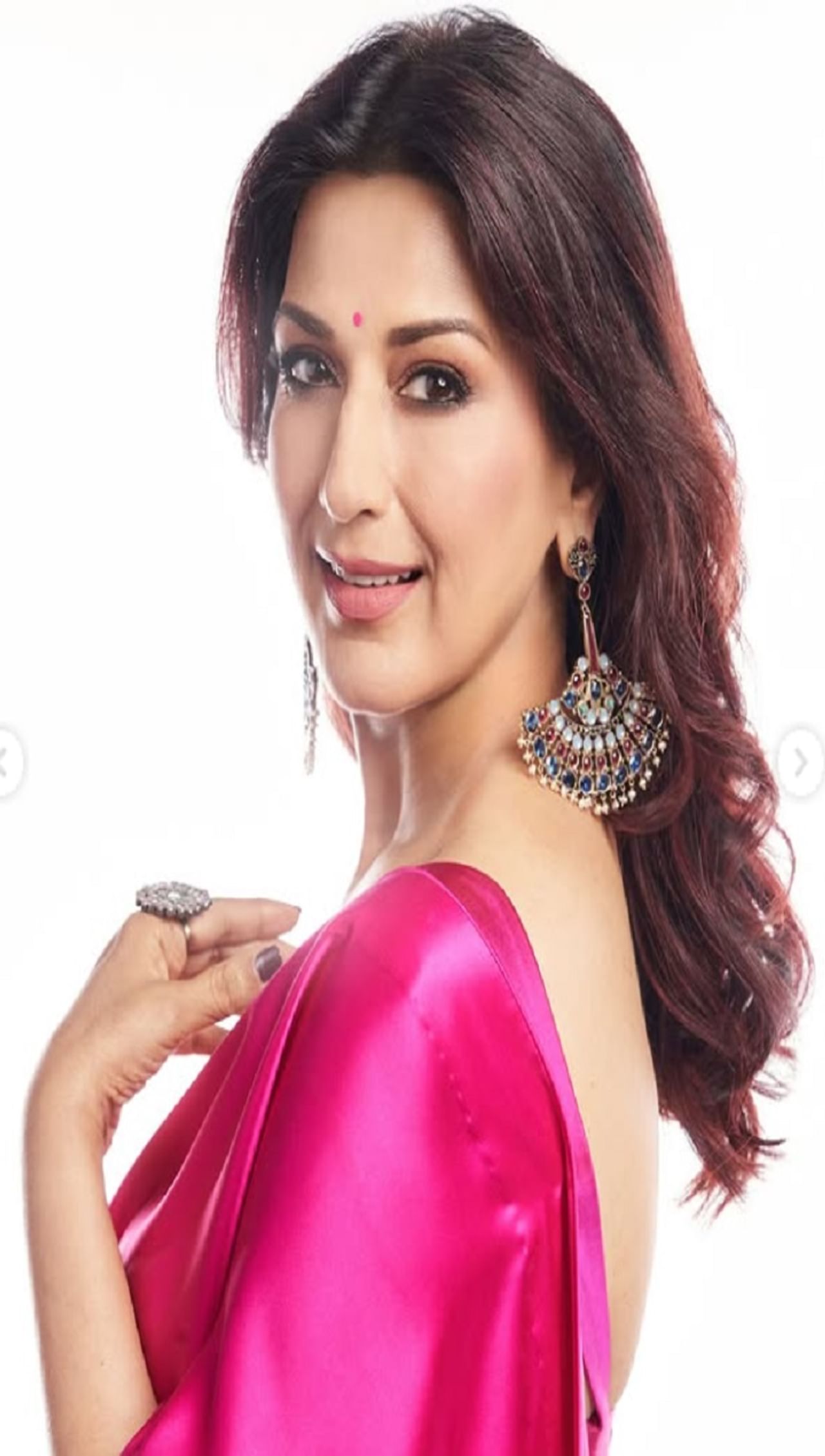 अभिनेत्री सोनाली आता तिच्या अभिनयामुळे चर्चेत नसली तरी, फॅशन सेन्समुळे चर्चेत असते. अभिनेत्री कायम सोशल मीडियावर फोटो पोस्ट करत असते. तर पोस्टचे कॅप्शन देखील चाहत्यांचं लक्ष वेधून घेतात.