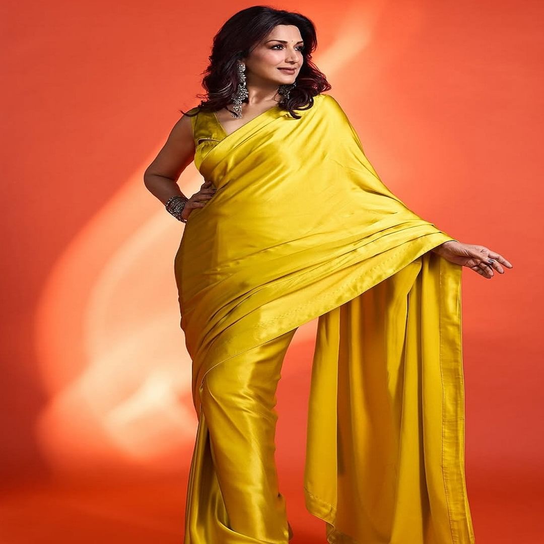  'हम साथ साथ है', 'सरफरोश', 'दिलजले', 'कल हो ना हो' यांसारख्या अनेक सिनेमांमध्ये सोनालीने महत्त्वाची भूमिका साकारली. आता अभिनेत्री चाहत्यांना फॅशन गोल्स देत असते.