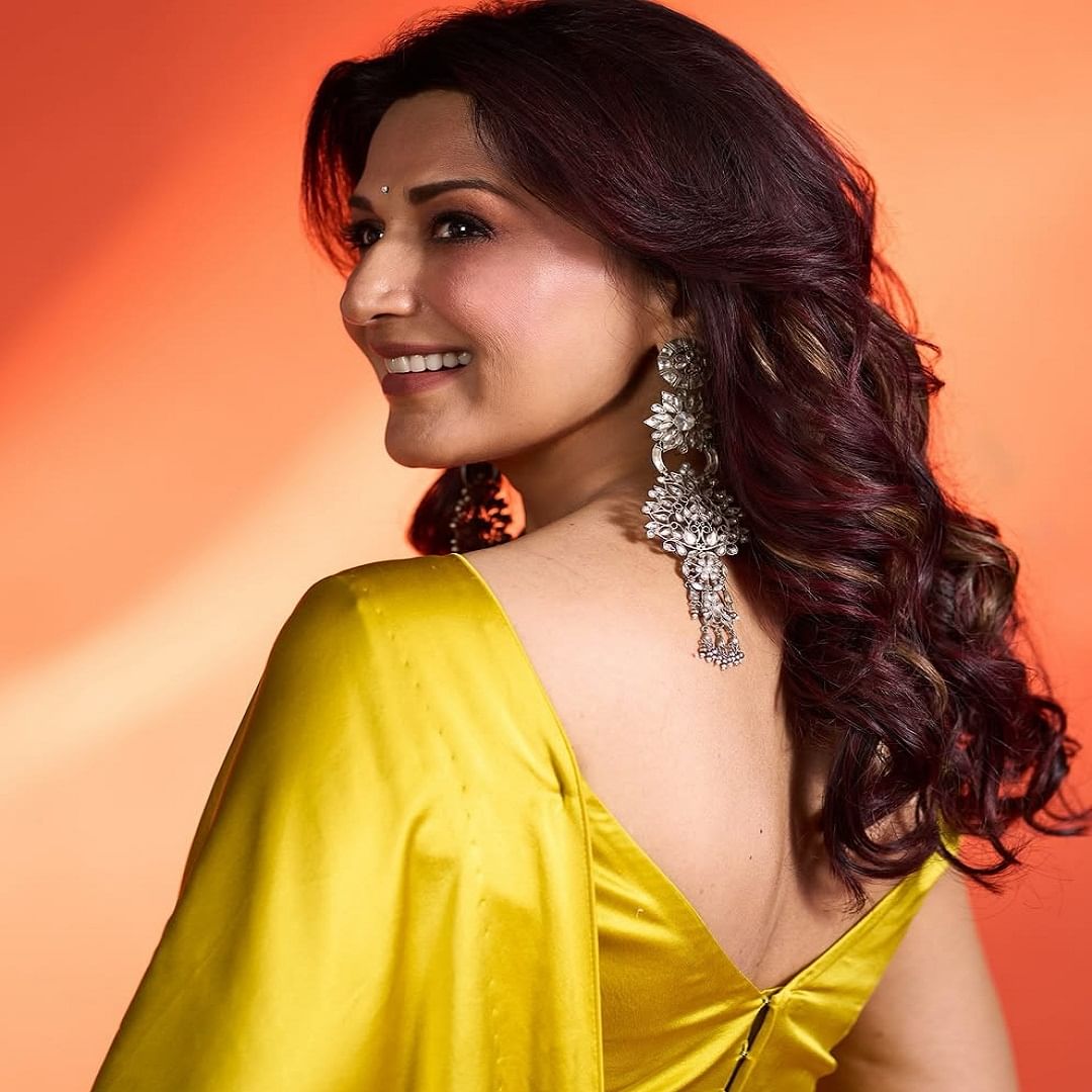 फोटो पोस्ट करत अभिनेत्रीने कॅप्शनमध्ये तुम्ही जिथे जाल तिथे... सूर्यप्रकाश सोबत घेऊन जा.... असं लिहिलं आहे. सध्या अभिनेत्रीची पोस्ट तुफान व्हायरल होत आहे. 