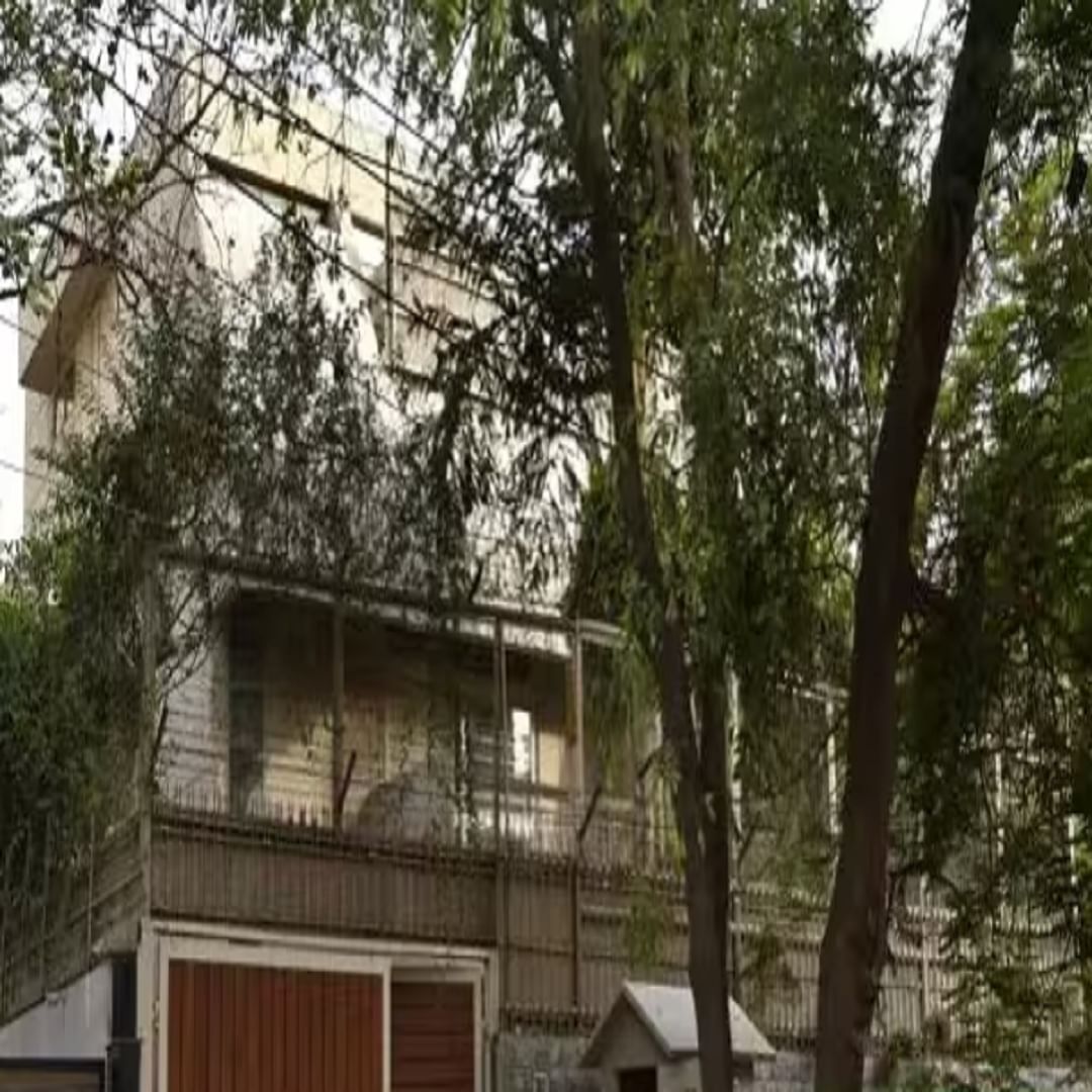 दिल्लीतील सोपान :अमिताभ बच्चन हे त्यांचे वडील हरिवंश राय बच्चन आणि आई तेजी बच्चन यांच्यासोबत दिल्लीतील सोपान बंगल्यात राहत होते. हा बंगला दिल्लीतील सर्वात पॉश भागात असलेल्या गुलमोहर पार्कमध्ये आहे. हा बच्चन कुटुंबाचा पहिला बंगला होता जो त्यांची आई तेजी बच्चन यांच्या नावावर होता. त्यांचे वडील 1980 पर्यंत येथे त्यांच्या सभा घेत असत. आईच्या निधनानंतर त्यांनी 2021 मध्ये हा बंगला 23 कोटी रुपयांना विकला.