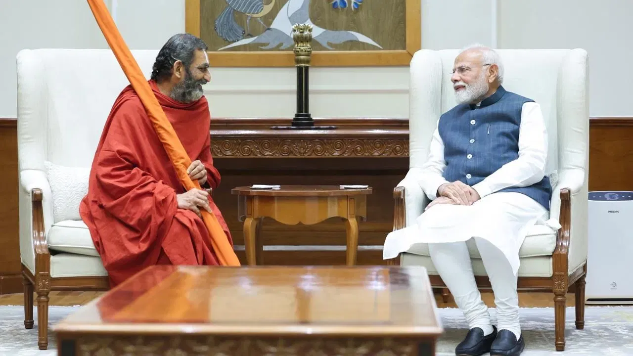 आध्यात्मिक आणि धार्मिक कार्यक्रमांद्वारे समाजात भक्तीभावना जागृत करण्यासाठी आणि ती वाढवण्यासाठी केलेल्या प्रयत्नांबद्दल मायहोम ग्रुपचे अध्यक्ष डॉ. रामेश्वर राव आणि कार्यकारी उपाध्यक्ष रामूराव यांचे पंतप्रधान मोदींनी कौतुक केले.