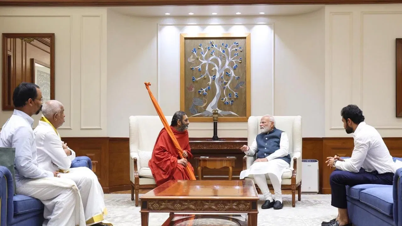 पंतप्रधानांच्या निवासस्थानी झालेल्या 45 मिनिटांच्या बैठकीत चिन्न जीयर स्वामी यांनी हैदराबादमध्ये असलेल्या समतेच्या मूर्तीचे आध्यात्मिक आणि सांस्कृतिक महत्त्व पंतप्रधानांना स्पष्ट करून सांगितले. तसेच केंद्राच्या परिसरात असलेल्या 108 दिव्य भूमींच्या देवतांच्या मूर्तींसाठी दररोजच्या पूजा-अर्चना कशा केल्या जातात, याबाबतही पंतप्रधानांना माहिती देण्यात आली.