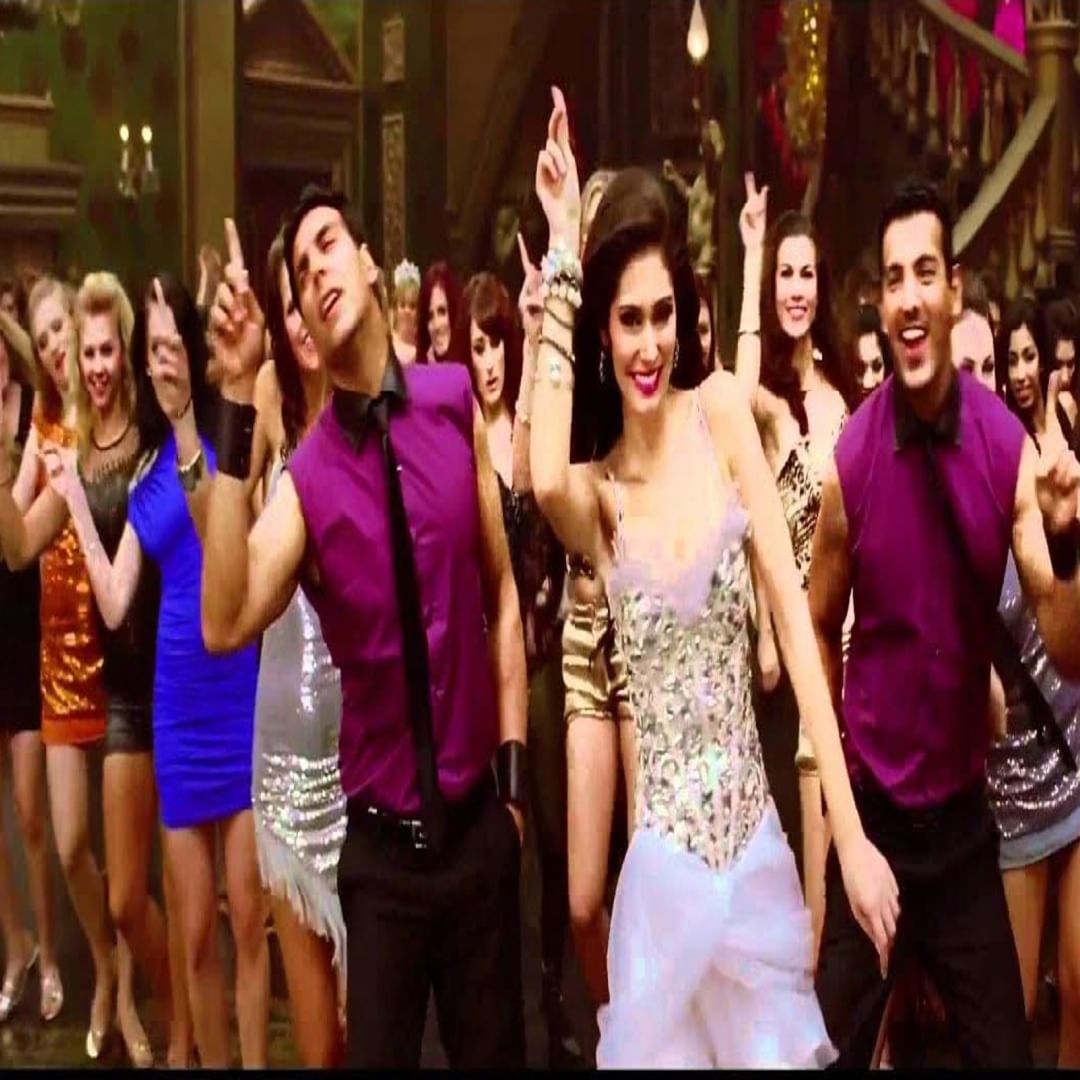 2011 मध्ये, लारिसाने 'देसी बॉईज' मधील 'सुबा होने ना दे' या गाण्याने बॉलिवूडमध्ये पदार्पण केले. तिने तेलगू चित्रपटांमध्येही काम केलं आहे  