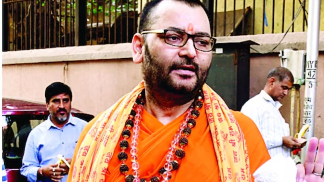 सुधाकर द्विवेदी : तसेच सुधाकर द्विवेदी उर्फ दयानंद पांडे यांनी मालेगाव बॉम्बस्फोटाच्या कटासाठी धार्मिक विचारधारेच्या माध्यमातून लोकांना भडकवण्याचे आणि मानसिक पाठिंबा देण्याचे काम त्यांनी केले, असा आरोप होता.