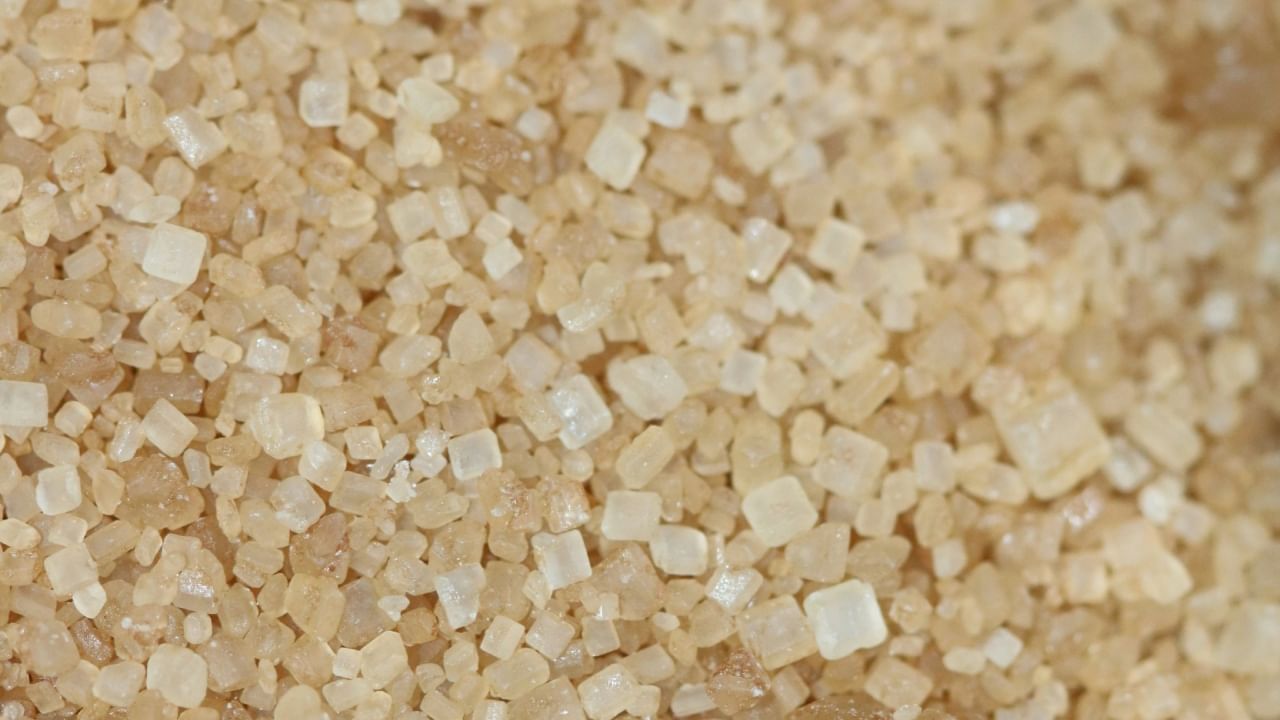 जर तुम्ही जास्त साखर खात असाल तर तुमचे वजन झपाट्याने वाढते. साखरेतून तुम्हाला पोषण मिळत नाही. तसेच जर तुम्ही सतत साखर खात असाल तर तुमच्या रक्तातील साखरेची पातळी वाढते. यामुळे परिणामी स्वादुपिंडावर ताण येतो. ज्यामुळे इन्सुलिन रेझिस्टन्स वाढतो आणि टाइप-२ मधुमेहाचा धोका संभवतो.