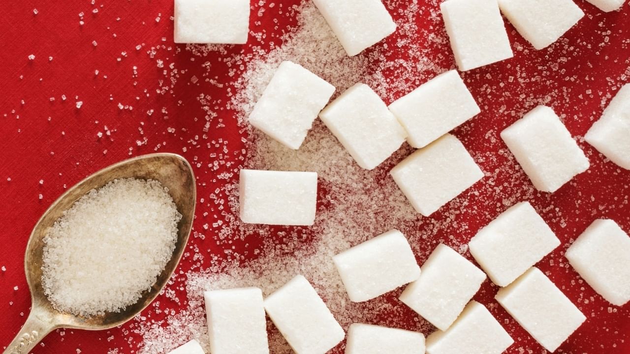 साखर पूर्णपणे सोडणे कठीण असले तरी, तिचे प्रमाण नियंत्रित करणे नक्कीच शक्य आहे. साखरेऐवजी गूळ, मध, खजूर यांसारख्या नैसर्गिक गोड पदार्थांचा वापर करा.
तसेच कोल्ड्रिंक्स, मिठाई, कुकीज आणि बेकरीतील वस्तू टाळा. यात मोठ्या प्रमाणात साखर असते.