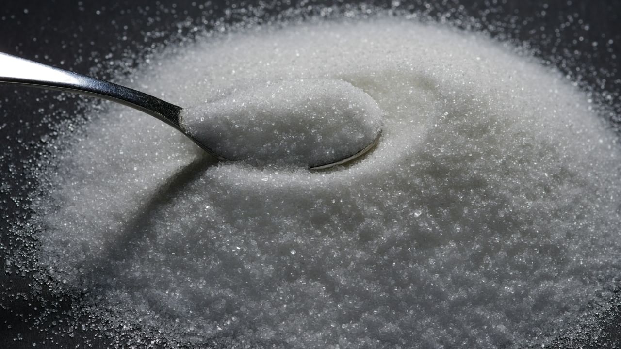 जास्त साखर खाल्ल्याने हृदयाचे आजार होतात. रक्तदाबही वाढतो. जास्त साखर आपल्या त्वचेतील कोलेजन प्रोटीनला नुकसान पोहोचते, ज्यामुळे चेहऱ्यावर लवकर सुरकुत्या येतात. यामुळे तुम्ही कमी वयातच थकलेले दिसू लागता. साखर जास्त प्रमाणात खाल्ल्याने दात किडणे किंवा दातांच्या इतर समस्या होऊ शकतात.