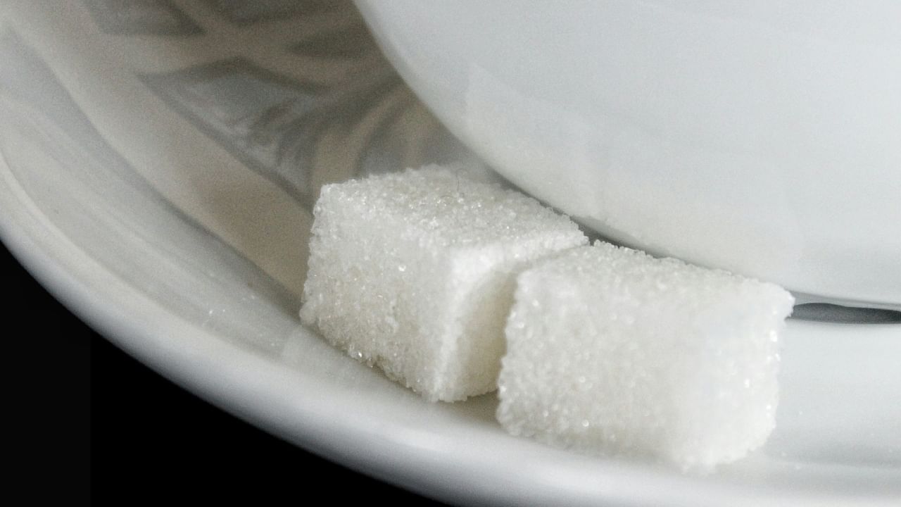 गरजेपेक्षा जास्त साखर खाल्ल्याने फक्त लठ्ठपणा, मधुमेह आणि हृदयाचे आजारच होत नाहीत, तर त्वचेवर अकाली सुरकुत्या येऊन तुम्ही वेळेआधीच म्हातारे दिसू लागतात. त्यामुळे दररोज योग्य प्रमाणात साखर खाणे गरजेचे असते.