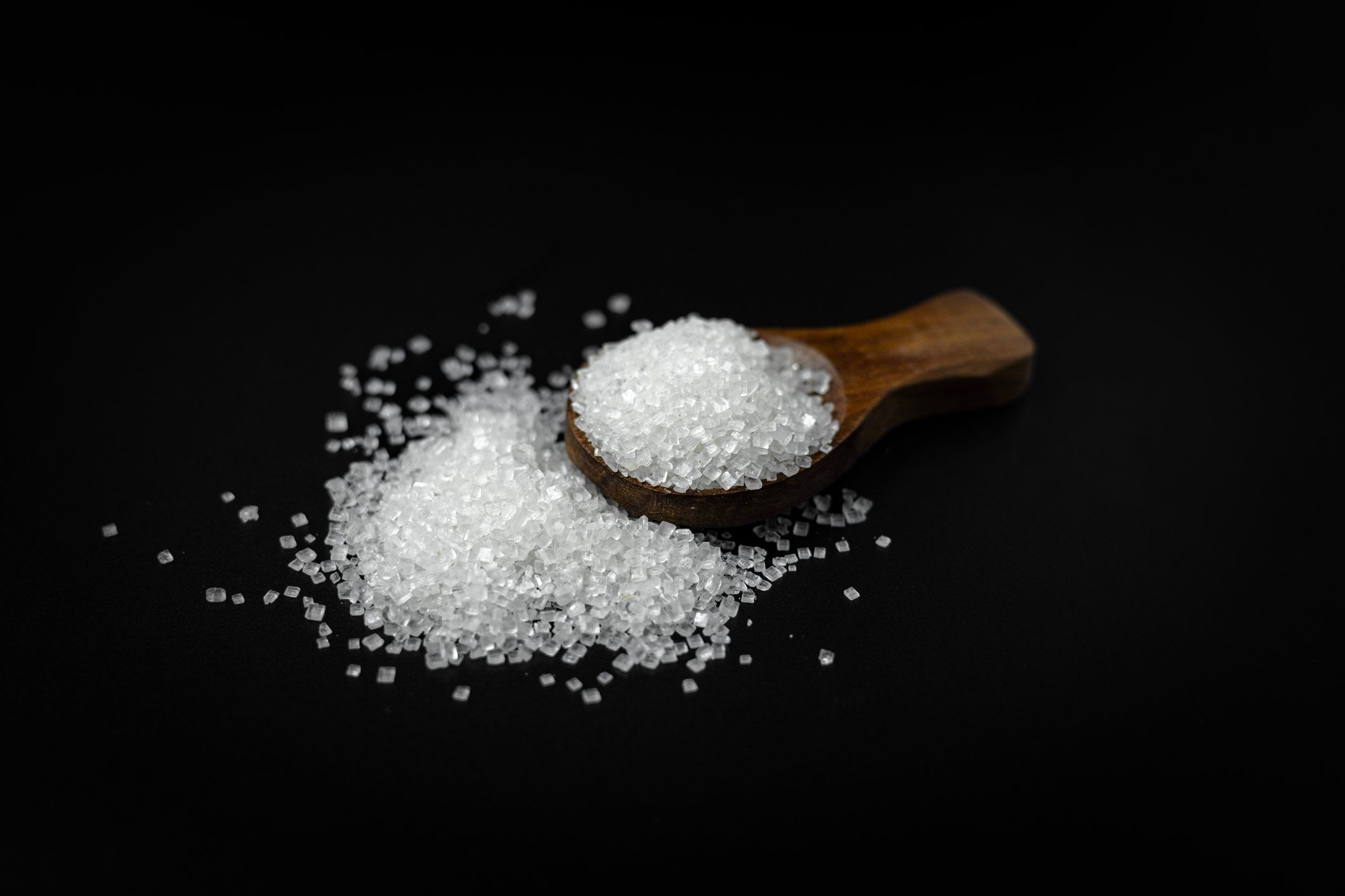 मीठ आणि साखर ओली होऊ नये, यासाठी बरणीच्या झाकणाच्या आतल्या बाजूने टिश्यू पेपर लावा. यामुळे वातावरणातील ओलावा सर्वात आधी टिश्यू पेपर शोषून घेईल. तसेच दमटपणा बरणीच्या आत पोहोचणार नाही. टिश्यू पेपर ओला झाल्यास तो लगेचच बदला.