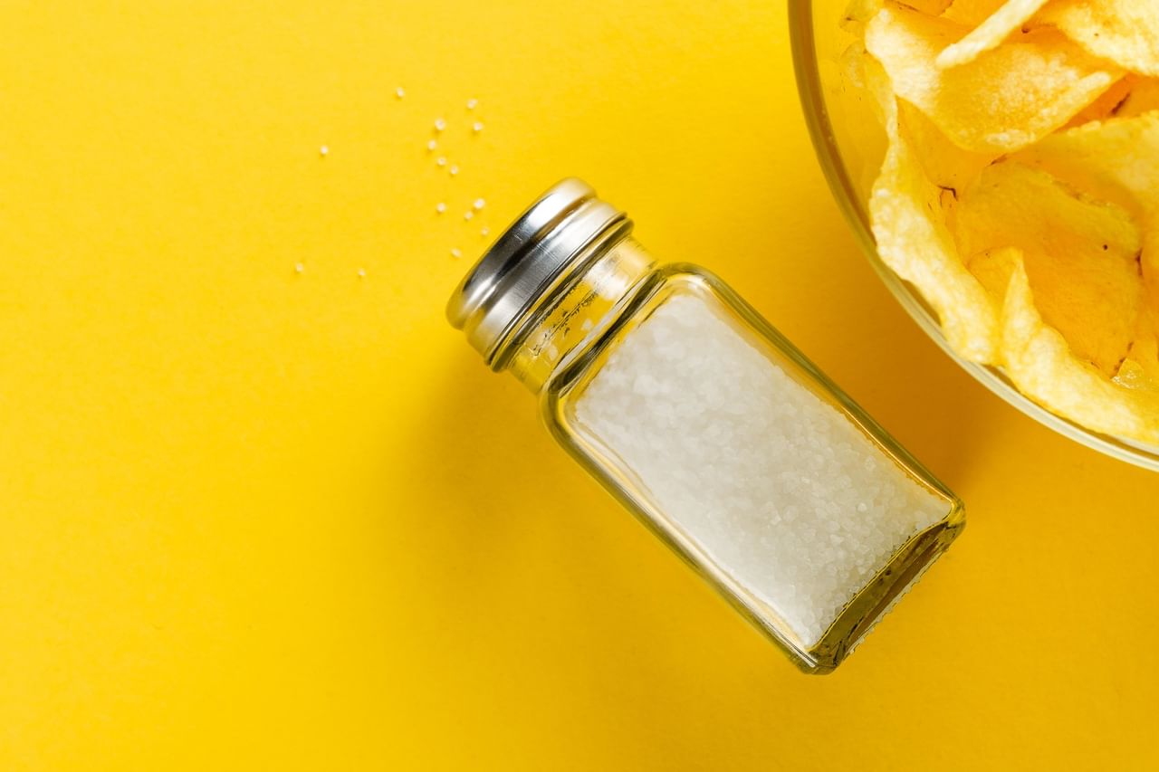 सध्या पावसाळा सुरु आहे. पावसळा सुरु झाला की वातावरणात दमटपणा वाढतो. याचा थेट परिणाम आपल्या स्वयंपाकघरातील रोजच्या वापरातील पदार्थांवर होतो. मीठ आणि साखर हे तर असे पदार्थ आहेत, जे दमट हवामानामुळे लगेच ओलसर होतात.