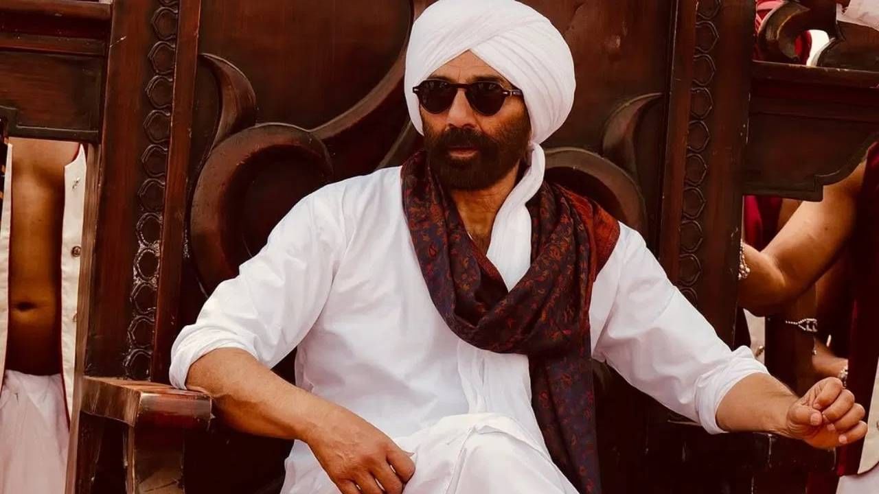 ज्येष्ठ अभिनेता सनी देओल हा या चित्रपटात परम रामभक्त हनुमानाची भूमिका साकारत आहे. सनीनेही चांगले शिक्षण घेतले आहे. त्याचे शालेय शिक्षण मुंबईत झाले, तर नंतर सनी देओलेने रामनिरंजन आनंदीलाल पोद्दार कॉलेज ऑफ कॉमर्स अँड इकॉनॉमिक्समधून कॉमर्सची पदवी पूर्ण केली.
