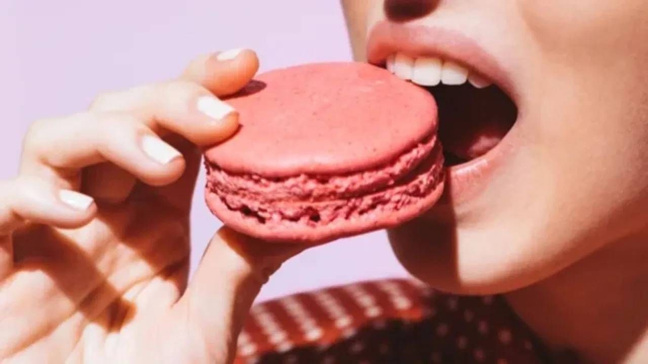 योग्य मार्ग कोणता? : जर तुम्हाला मिष्टान्न किंवा गोड पदार्थ  खाण्याची इच्छा असेल, तर सकाळी मुख्य नाश्त्यानंतर किंवा दुपारी, जेव्हा पचनसंस्था सक्रिय असते आणि शरीर उर्जेची प्रक्रिया चांगल्या प्रकारे करू शकते, तेव्हा असे गोड पदार्थ खाणं चांगलं. तुम्ही केळी, सफरचंद किंवा खजूर यांसारखी फळे खाऊ शकता, ज्यामध्ये नैसर्गिकरित्या साखर आणि फायबर देखील असते. यामुळे रक्तातील साखर हळूहळू वाढते आणि ती स्थिर राहते.