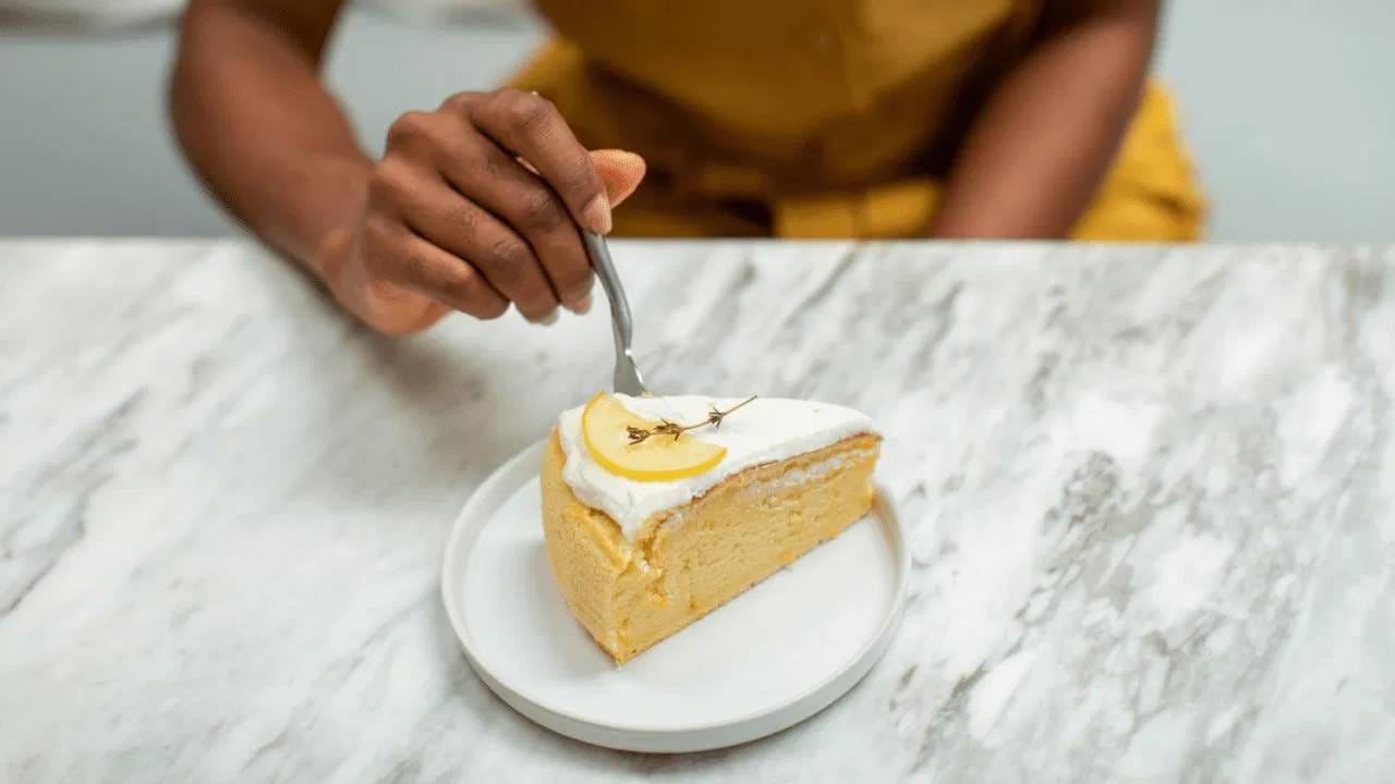 सकाळी उठल्याबरोबर काहीतरी गोड खाण्याची सवय ही अनेक लोकांच्या दैनंदिन दिनचर्येचा एक भाग असते.  मग ते चहासोबत बिस्किट असो, कँडीचा तुकडा असो किंवा ब्रेड आणि जॅम सारखे हलके गोड पदार्थ असो. पण रिकाम्या पोटी काहीतरी गोड खाणे खरोखर सुरक्षित आहे का? ही एक साधी सवय आहे जी आरोग्यासाठी हानिकारक ठरू शकते का? यावर अलिकडचे संशोधन आणि वैद्यकीय तज्ज्ञांचे मत खूपच धक्कादायक आहे.