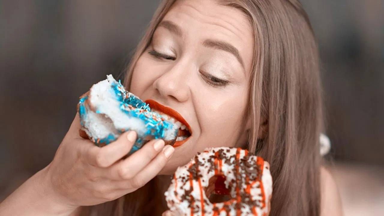 पोट आणि पचनावर परिणाम : रिकाम्या पोटी गोड पदार्थांमध्ये प्रक्रिया केलेल्या साखरेमुळे गॅस, आम्लता आणि अपचन होऊ शकते. रिकाम्या पोटी गोड पदार्थ खाल्ल्याने पोटातील चांगल्या बॅक्टेरियांचे संतुलन बिघडू शकते. यामुळे शरीरात सूज येणे आणि पोटफुगी यासारख्या समस्या उद्भवू शकतात. सकाळची वेळ पचनसंस्थेसाठी खूप संवेदनशील असते. त्यामुळे यावेळी प्रक्रिया केलेले किंवा रिफाइंड साखर असलेले पदार्थ टाळणे चांगले.