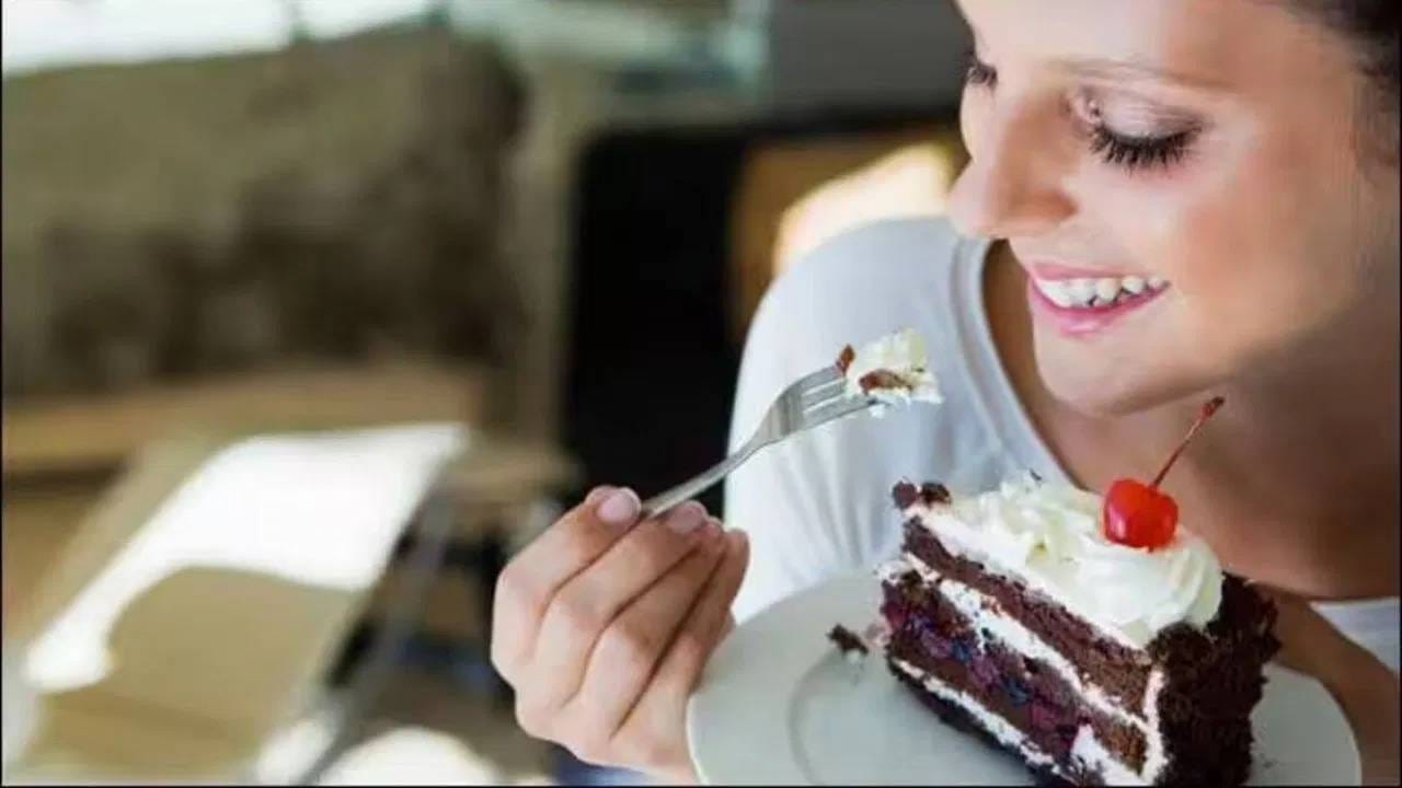 जेव्हा शरीर रिकाम्या पोटी गोड पदार्थ (ग्लुकोज किंवा फ्रुक्टोज) घेते तेव्हा रक्तातील साखरेची पातळी अचानक वेगाने वाढते. यामुळे शरीरातून मोठ्या प्रमाणात इन्सुलिन हार्मोन सोडला जातो. American Journal of Clinical Nutrition मध्ये प्रकाशित झालेल्या एका अभ्यासानुसार, सकाळी रिकाम्या पोटी गोड पदार्थ खाल्ल्याने इन्सुलिन प्रतिरोधकतेचा धोका वाढू शकतो, ज्यामुळे टाइप 2 मधुमेह आणि लठ्ठपणासारखे आजार होऊ शकतात. जर ही सवय दीर्घकाळ चालू राहिली तर त्याचा मेटाबॉलिज्मवर विपरीत परिणाम होऊ शकतो.