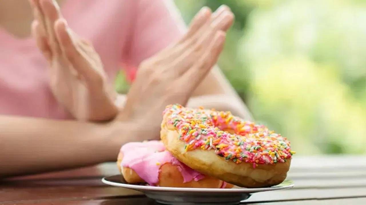 संशोधन काय सांगतं ? : अनेक अभ्यासातून असे आढळून आले आहे की रिकाम्या पोटी गोड पदार्थ खाल्ल्याने भूक वाढवणारं ghrelin नावाचं हार्मोन सक्रिय होतो, ज्यामुळे तुम्हाला दिवसभर जास्त भूक लागू शकते आणि तुम्ही जास्त खाण्यास भाग पडू शकता. याव्यतिरिक्त, हार्वर्ड स्कूल ऑफ पब्लिक हेल्थच्या सांगण्यानुसार, जे लोक आपला दिवस निरोगी, उच्च फायबरयुक्त पदार्थांनी सुरू करतात त्यांच्या रक्तातील साखर आणि कोलेस्टेरॉलची पातळी चांगली असते.