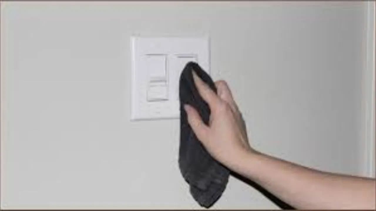 तुम्ही तुमच्या स्वयंपाकघरात ठेवलेल्या बेकिंग सोड्याचा वापर करून मळकट स्विचबोर्ड देखील स्वच्छ करू शकता. यासाठी, प्रथम एका भांड्यात थोडा बेकिंग सोडा घ्या आणि त्यात पाणी घाला. तुम्हाला त्याची पेस्ट तयार करावी लागेल. आता ही पेस्ट स्विचबोर्डवर लावा आणि ब्रशच्या मदतीने हळूवारपणे घासून घ्या. काही मिनिटे घासल्यानंतर, कोरड्या कापडाने स्वच्छ करा आणि परिणाम पहा.