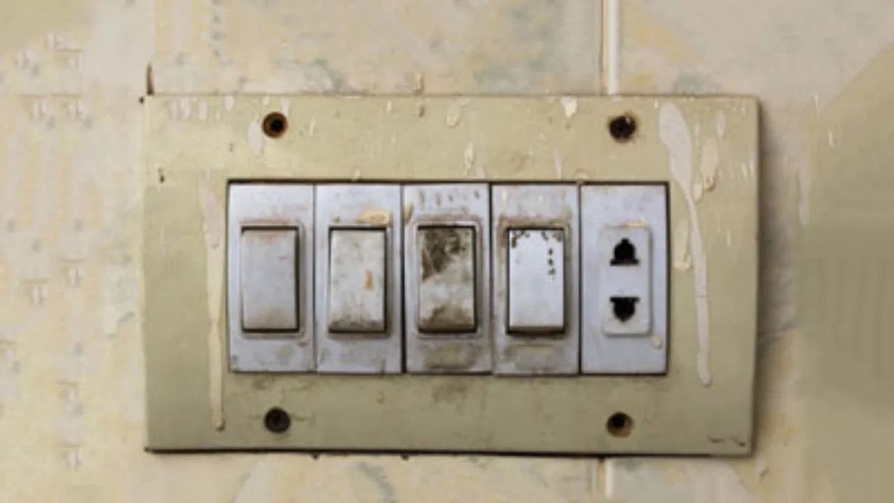 रेफ्रिजरेटरमध्ये ठेवलेले लिंबू खराब होण्यापूर्वी स्विचबोर्ड स्वच्छ करण्यासाठी वापरा. ​​यासाठी, एका भांड्यात मीठ घ्या, अर्ध्या कापलेल्या लिंबावर मीठ घाला आणि ते स्विचबोर्डवर घासून घ्या. स्विचबोर्ड 5 ते 7 मिनिटे घासून घ्या आणि नंतर त्याचा परिणाम पहा.