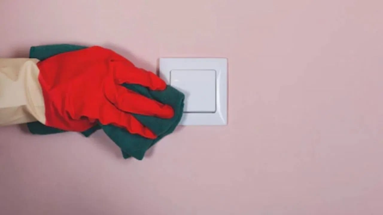 प्रत्येक घरात दात स्वच्छ करण्यासाठी टूथपेस्ट असते. त्याचा वापर करून तुम्ही घरातील स्विचबोर्ड चमकदार बनवू शकता. सर्वप्रथम, पांढरा टूथपेस्ट घ्या. तो जेल नसावा. आता ही पेस्ट स्विचबोर्डवर लावा. यानंतर, जुन्या टूथब्रशने स्विचबोर्ड हलक्या हाताने घासून घ्या. दरम्यान, लाईट बंद करा. घासल्यानंतर, थोडा वेळ तसेच राहू द्या आणि नंतर कोरड्या कापडाने स्वच्छ करा.