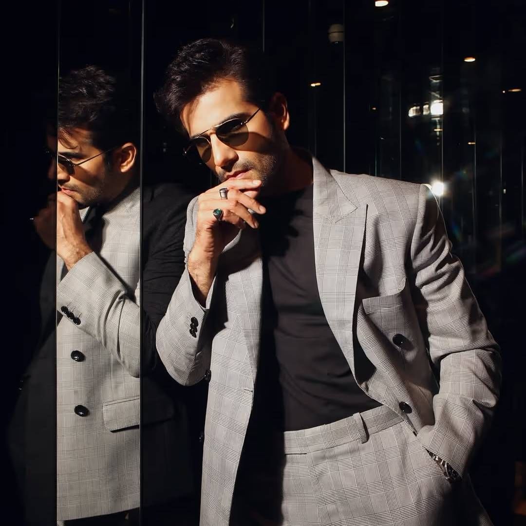 टीव्ही इंडस्ट्रीमधील प्रसिद्ध अभिनेता करण टॅकर सध्या चित्रपट आणि वेब सीरीज प्रोजोक्ट्सच्या यशाचा आनंद घेत आहे. पण अभिनय क्षेत्रात त्याला खूप स्ट्रगल करावा लागला. 