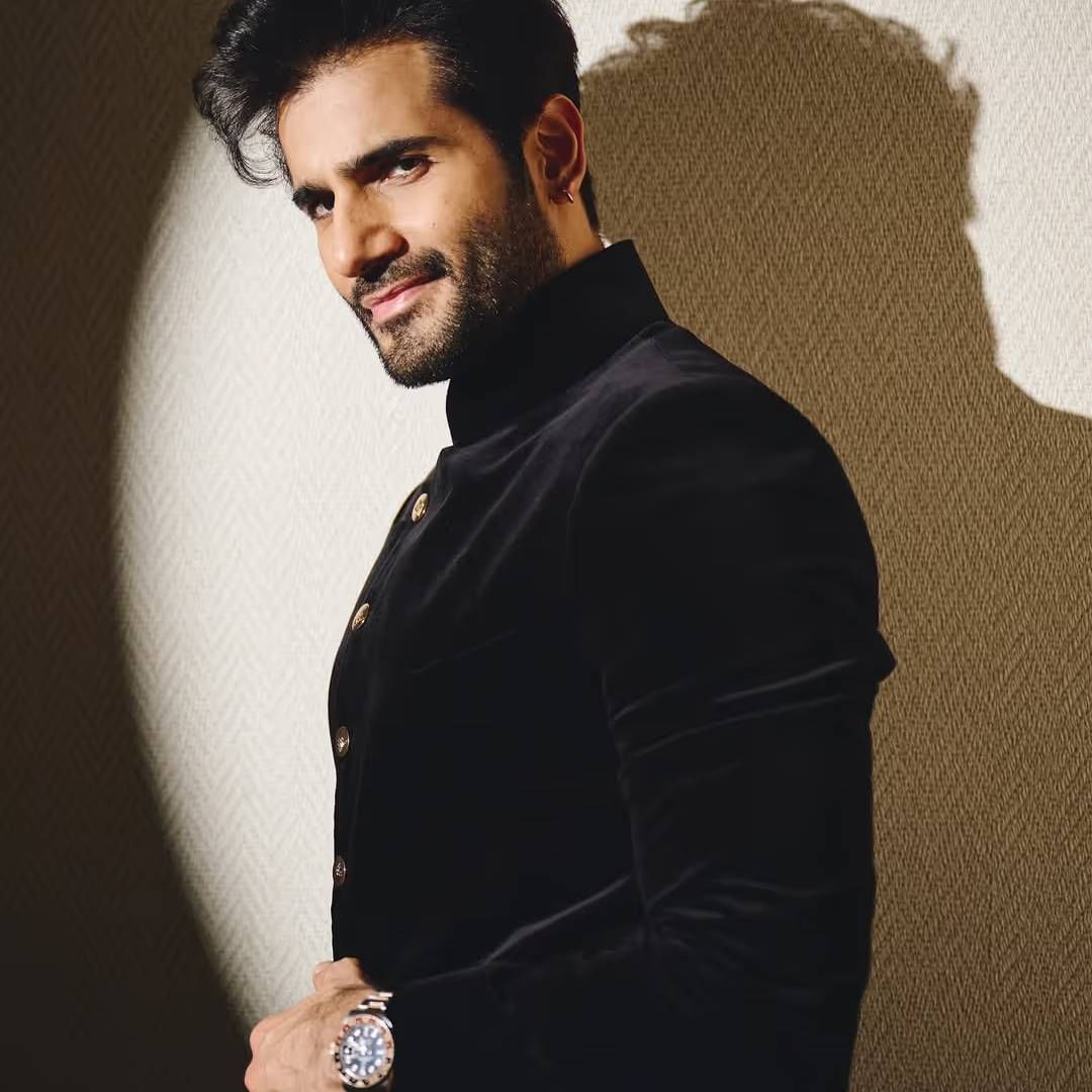 माझे वडिल आधीपासून इंडियन गार्मेंट्सच्या बिझनेसमध्ये होते. मी रिटेल आऊटलेट सुरु केलेलं. तिथे इंडियन आणि वेस्टर्न कपड्यांची विक्री व्हायची. 