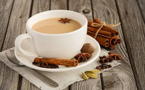 दरवर्षी सर्वाधिक चहा पिण्याच्या बाबतीत चीन १९ व्या क्रमांकावर आहे. तर भारताचा क्रमांक याबाबतीत २३ वा आहे. तर चीनमध्ये प्रति व्यक्ती चहाचा खप ०.५७ किलो आहे. तर भारतात हेच प्रमाण ०.३२ किलो आहे.