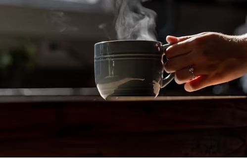 तर चहाच्या उत्पादनाच्या बाबतीत जगात तुर्कीएचा क्रमांक पाचवा आहे. या यादीत दुसऱ्या क्रमांकावर आयर्लंडचा क्रमांक आहे. तेथे प्रति व्यक्ती चहाचा खप २.१९ किलो असा आहे.