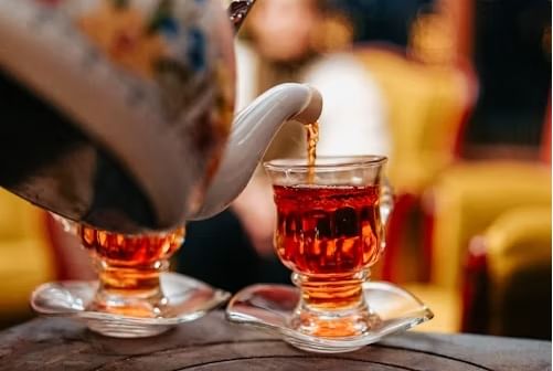 चहाच्या उत्पन्नात जगात भारत दुसऱ्या क्रमांकावर आहे. तर चीन या बाबतीत पहिला नंबर राखून आहे. परंतू चहाचा खप कुठे जास्त होतो याचा विचार केला तर हे सर्वाधिक लोकसंख्येचे देश पिछाडीवर आहेत.