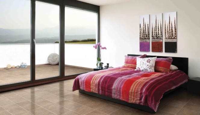 वास्तूशास्त्राच्या नियमानुसार बेडरुममध्ये कधीही धार्मिक फोटो लावू नयेत. तसेच बेडरुममध्ये तुटलेले फर्नीचर ठेवल्यास दरिद्री घरात येते, असे म्हटले जाते. 