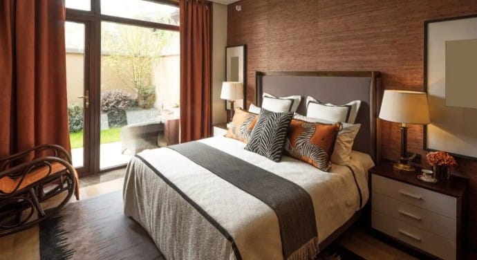 बेडरुममध्ये कॅक्टस किंवा कोणतेही काटेरी झाड, रोपटे लावू नये, असे सांगितले जाते.  बेडरुममध्ये काटेरी झाड ठेवणे हे अशुभ मानले जाते. 