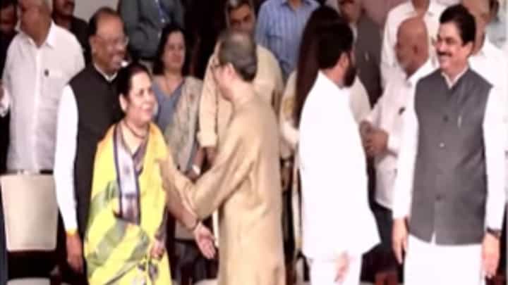 Thackeray - Shinde : बोलणं टाळलं, खुर्चीही टाळली, ठाकरे-शिंदेंनी नेमकं काय केलं? व्हिडिओची चर्चा! Thackeray - Shinde : बोलणं टाळलं, खुर्चीही टाळली, ठाकरे-शिंदेंनी नेमकं काय केलं? व्हिडिओची चर्चा!