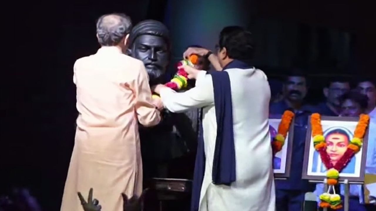 विजयी मेळाव्याच्या निमित्ताने राज ठाकरे आणि उद्धव ठाकरे एकत्र आले आहेत.