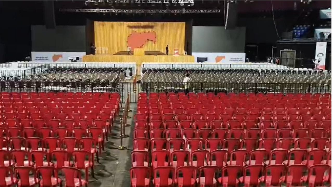 व्यासपीठावर महाराष्ट्राचा झेंडा दिसत आहे. महत्त्वाची गोष्ट म्हणजे मंचावर कोणत्याच पक्षाचा झेंडा नाही. कारण ठाकरे बंधूंनी मराठी भाषेसाठी एकत्र येण्याचा निर्णय घेतला आहे.