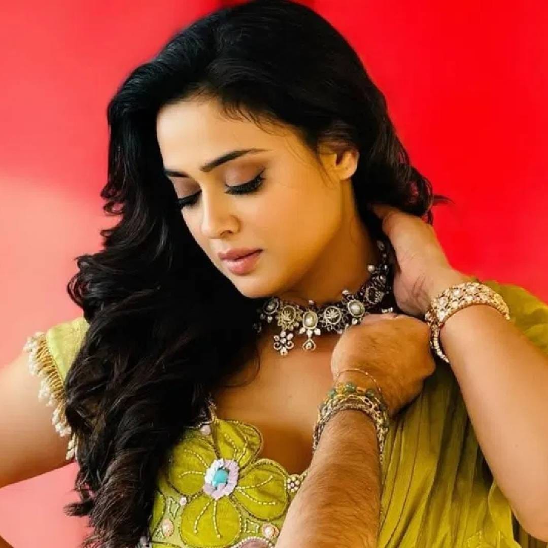 श्वेता तिवारीने आपल्या करिअरमध्ये फक्त लोकप्रियताच नाही, तर पैसाही भरपूर कमावला. रिपोर्ट्सनुसार 44 वर्षांची श्वेता तिवारी जवळपास 81 कोटी रुपयांच्या संपत्तीची मालकीण आहे. 