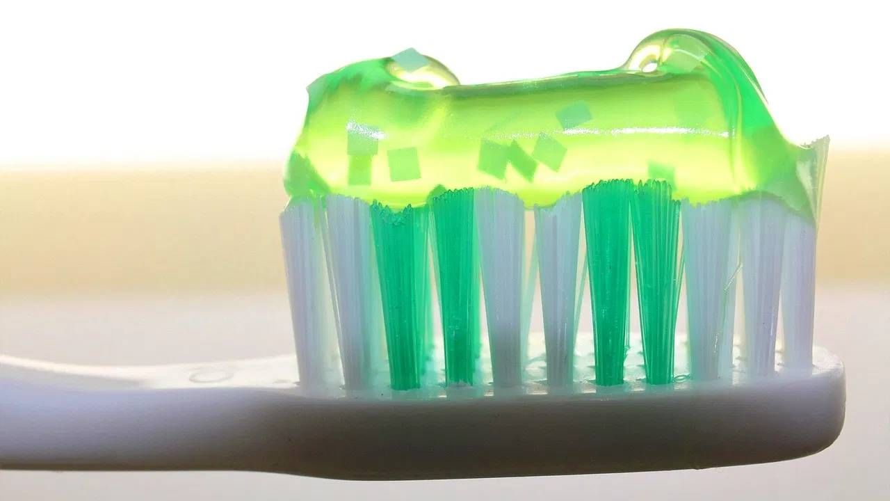 कंपन्या असं का करतात? - असं करण्याची असंख्य कारणं असतात. पहिलं कारण म्हणजे स्वस्त आणि टिकाऊ पर्याय. जनावरांकडून आलेल्या गोष्टी म्हणजे, बोन चारकोल स्वस्त आणि सहज मिळतो. या गोष्टी टूथपेस्टला चांगलं टेक्सचर आणि स्टॅबिलिटी देण्याचं काम करतात. त्यामुळे कंपन्या त्याचा सर्रास वापर करतात. आणि त्याची माहिती टूथपेस्टच्या पाकिटावरही दिलेली असते.