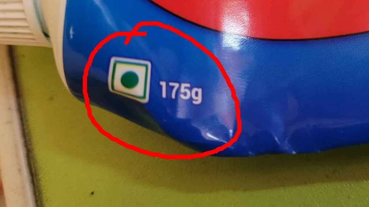कळणार कसं? - तुमच्याजवळ जो टूथपेस्ट आहे तो व्हेज आहे की नॉनव्हेज याची माहिती लगेच कळते. टूथपेस्टच्या पॅकेटवर त्याच्याशी संबंधित सर्व माहिती दिली जाते. टूथपेस्टमध्ये जनावरांशी संबंधित गोष्टींचा वापर केला नसेल तर त्यावर 100 टक्के व्हेजेटिरयन असं लिहिलं जातं. ते तुम्ही चेक करू शकता आणि शाकाहारी लोक त्याचा वापर करू शकतात.