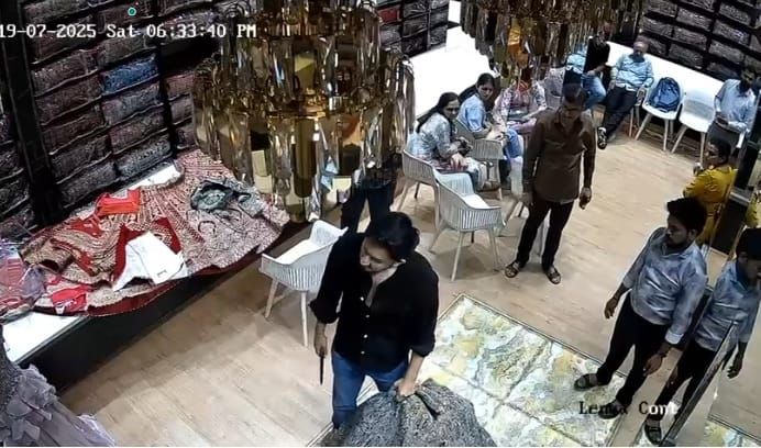  कल्याणच्या जुन्या आग्रा रोडवरील 'कलाक्षेत्र लालचौकी डेपो' हाउसिंग सोसायटीतील एका नामांकित कपड्याच्या दुकानात 17 जुलै रोजी ग्राहक आणि दुकानदार यांच्यात वाद निर्माण झाला. मेघना माखीजा या महिलेने 30 हजार रुपये किमतीचा लेहंगा खरेदी केला होता. मात्र नंतर काही कारणास्तव तिने पैसे परत मागितले. दुकानदाराने वस्तू परत न घेता कस्टमर क्रेडिट नोट देण्यास सांगितले.