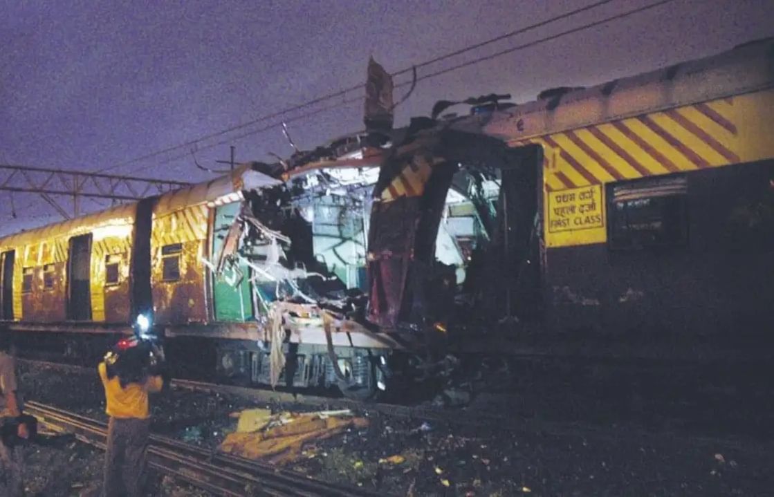 Mumbai 2006 train blasts case : तीन दिवसात दणका, मुंबई साखळी बॉम्बस्फोट प्रकरणात सुप्रीम कोर्टाचा महत्त्वाचा निर्णय Mumbai 2006 train blasts case : तीन दिवसात दणका, मुंबई साखळी बॉम्बस्फोट प्रकरणात सुप्रीम कोर्टाचा महत्त्वाचा निर्णय