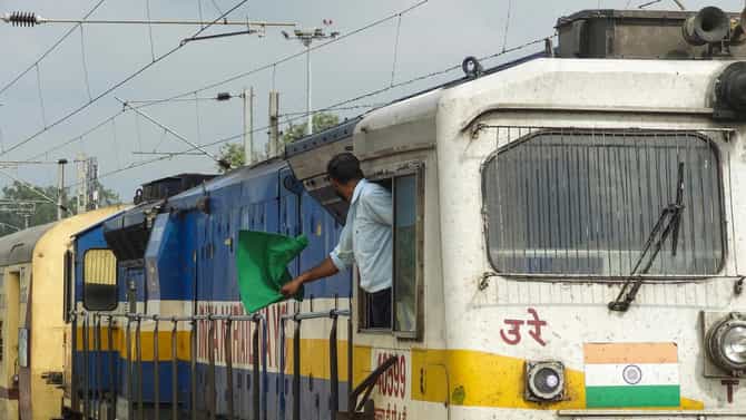 ट्रेनमध्ये फक्त एक साखळी ओढली की संपूर्ण ट्रेन थांबते, कशी? यामागे आहे ‘ही’ यंत्रणा