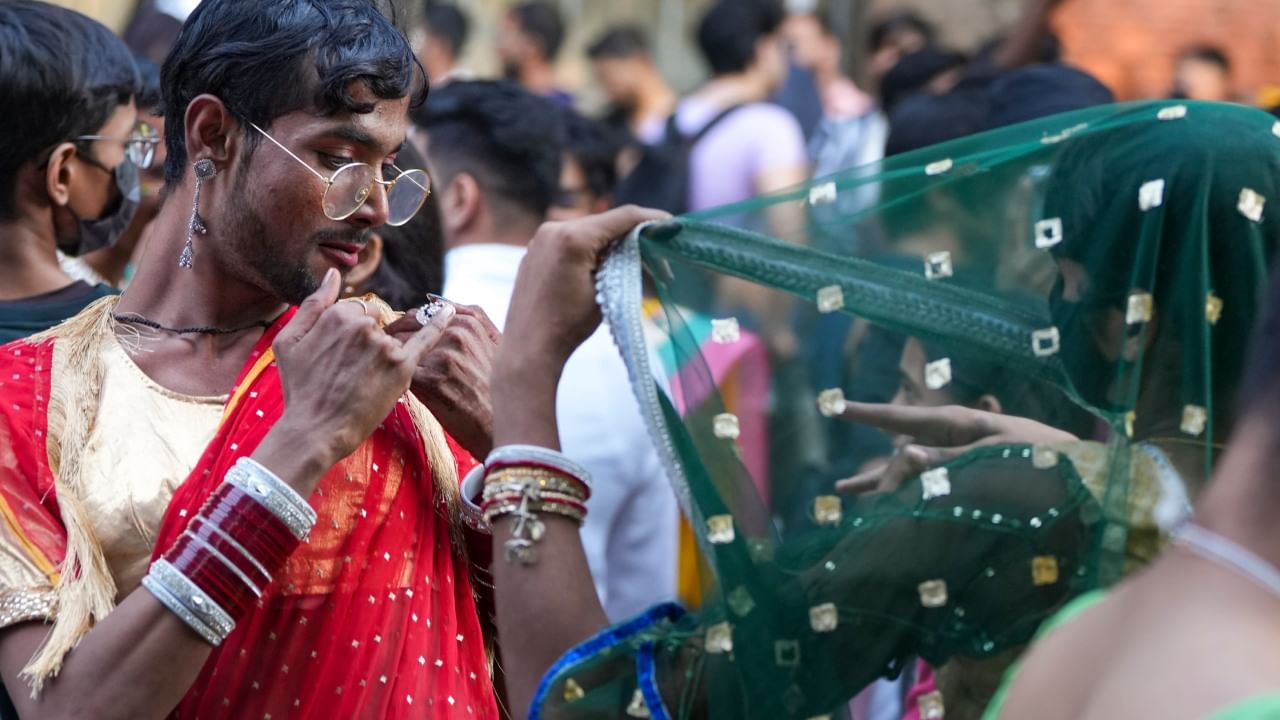 ज्योतिषाचार्य अनीष व्यास यांच्या मते, जर तुम्हाला न मागता, स्वत:हून एखाद्या तृतीयपंथीयाने एक रुपयाचा नाणं दिलं, तर ते खूप शुभ मानलं जातं. यामुळे तुमच्या आयुष्यातील आर्थिक अडचणी आणि समस्या दूर होतात.