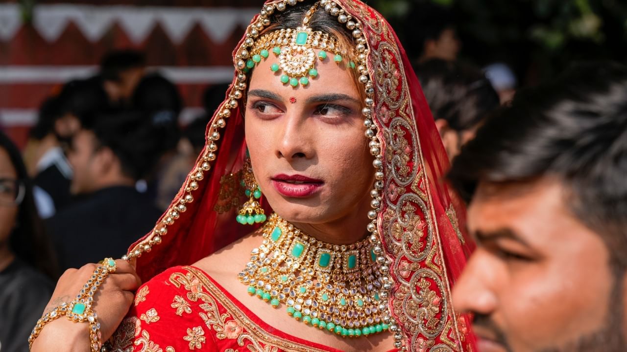 आपण सगळेच धन-धान्यात वाढ होण्यासाठी विविध उपाय करत असतो. तृतीयपंथीयांना पैसे देणं, धान्य देणं किंवा कपडे दान करणं ही प्रथा आपल्याकडे खूप वर्षांपासून सुरू आहे. अनेक तृतीयपंथीयही शगुन म्हणून ते पैसे स्वीकारतात.