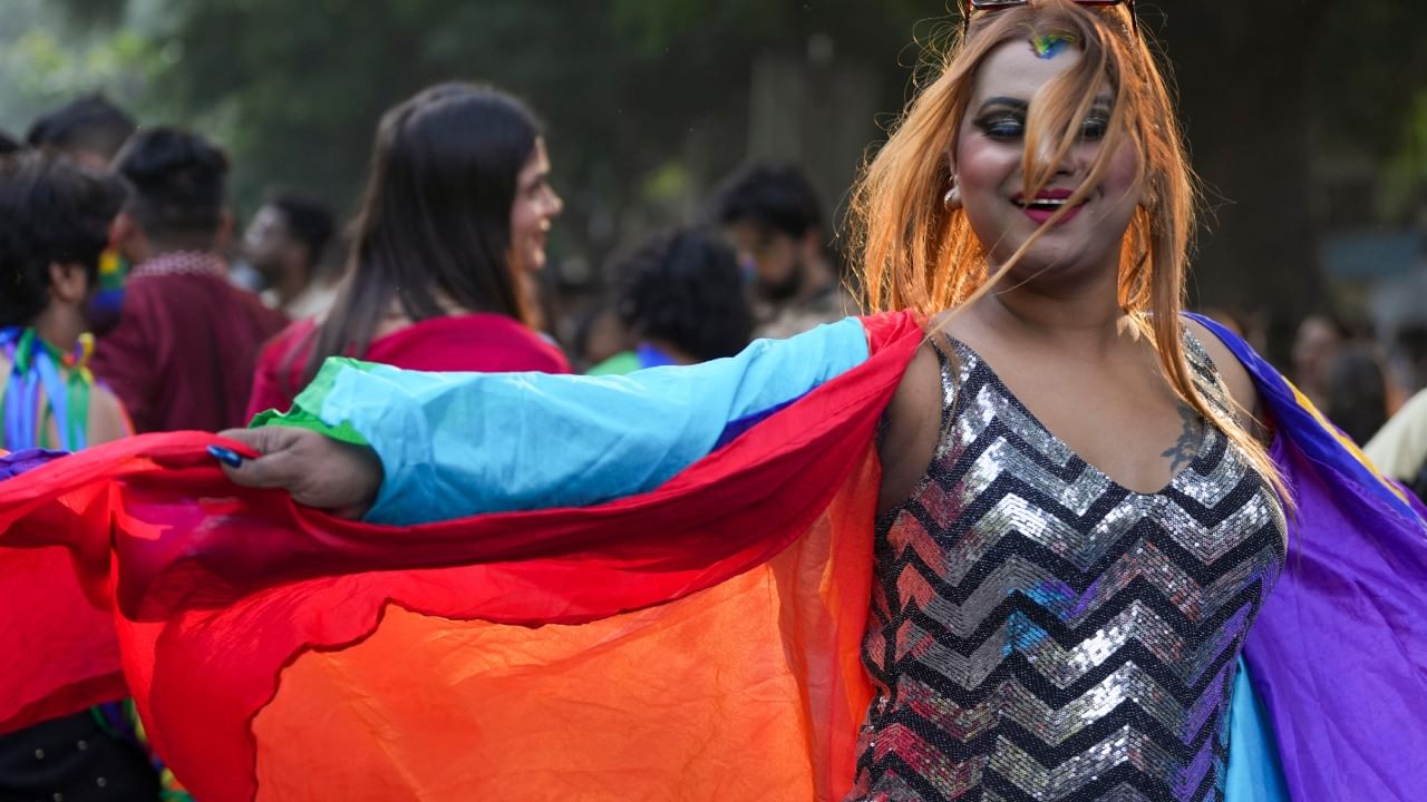 पण एक गोष्ट लक्षात ठेवा, त्यांच्याकडे कधीही पैसे मागू नका. जर त्यांनी स्वतःहून मनापासून तुम्हाला पैसे दिले, तर त्याचा स्वीकार करा. याचे निश्चितच खरं फळ मिळतं. पण जर तुम्ही पैसे मागितले तर लोभापायी तुम्हाला फायदा होत नाही.