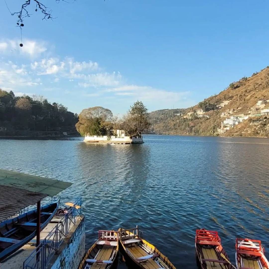 उत्तराखंडमधील हे एक सुंदर हिल स्टेशन आहे. इथे आल्यानंतर पुन्हा माघारी फिरण्याची तुमची इच्छा होणार नाही. इथले तलाव, हिरवळ आणि डोंगर रांगा यांच्या सौंदर्यामध्ये तुम्ही हरवून जालं. ( Credit: Memories Pixels)