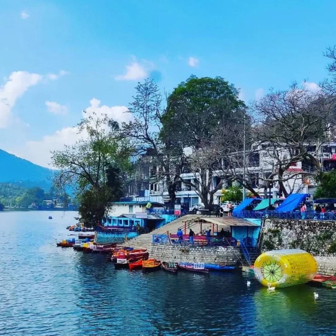 भीमताल तळं इथलं मुख्य आकर्षण आहे. इथे तुम्ही बोटिंगचा आनंद घेऊ शकता. सोबत सनसेटच सुंदर दृश्य डोळयात साठवता येईल. त्याशिवाय तुम्ही इथे नौकुचियाताल, विक्टोरिया बांध, आणि भीमेश्वर महादेव मंदिर सुद्धा पाहू शकता. (Credit: Harsh Swing)