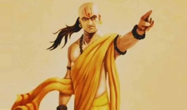 आचार्य चाणक्य यांच्या सल्ल्यानुसार आयुष्यात नेहमी स्पष्टता ठेवा. तुमची सर्व कामे प्रामाणिकपणे करा. ज्या लोकांमध्ये स्पष्टता आहे, त्यांच्यासोबतच मैत्री करावी. तसे केल्यास हे लोक अडचणीच्या काळात मदत करतात.