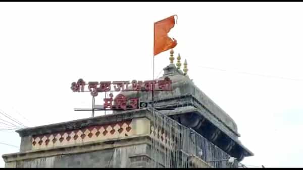 महाराष्ट्राची कुलस्वामिनी असलेल्या श्री तुळजाभवानी मंदिराने काही विशिष्ट दिवशी मंदिर उघडण्याच्या वेळेत बदल करण्याचा महत्त्वपूर्ण निर्णय घेतला आहे. या निर्णयानुसार, आता रविवार, मंगळवार, शुक्रवार आणि पौर्णिमा या गर्दीच्या दिवशी मंदिर पहाटे १ ऐवजी पहाटे ४ वाजता उघडणार आहे.