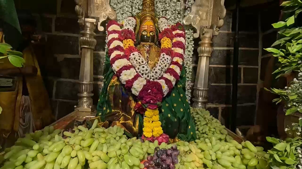 आता पहाटे ४ वाजेपर्यंत प्रतीक्षा करावी लागणार असल्याने त्यांचा वेळ वाया जाईल आणि गैरसोय वाढेल, असे पुजाऱ्यांचे म्हणणे आहे. या निर्णयामुळे भाविकांना मोठा फटका बसणार असून, त्यांच्या भावना दुखावल्या गेल्याचेही पुजारी वर्गाचे म्हणणे आहे.